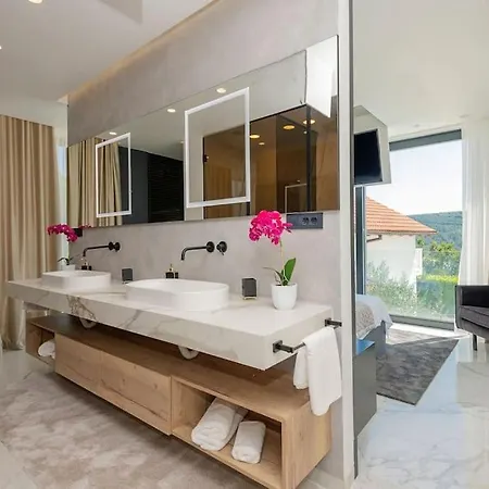 Luxury Karmen* * * * * With Pool & Spa Zone