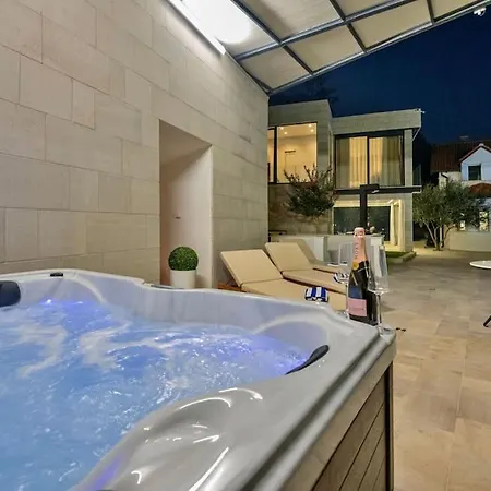 Luxury Karmen* * * * * With Pool & Spa Zone Ricice (Prolozac)