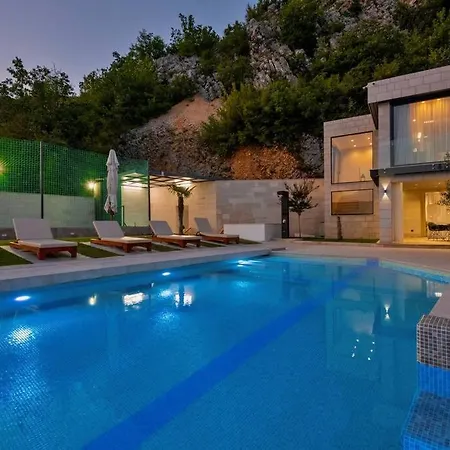 Luxury Karmen* * * * * With Pool & Spa Zone *