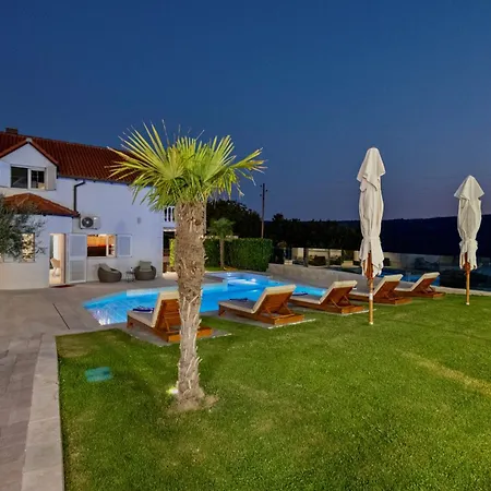 Luxury Karmen With Pool & Zone