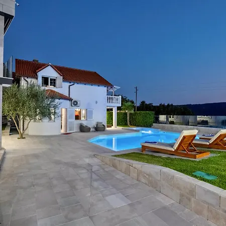 Villa Luxury Karmen With Pool & Zone