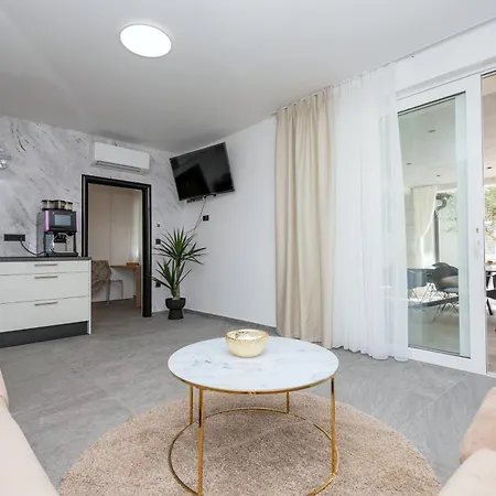 Villa Luxury Karmen With Pool & Zone Ricice (Prolozac)